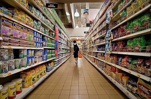 4. Старайтесь гулять по магазину в наушниках, потому что супермаркеты специально включают медленную и приятную вашему уху музыку. Чем медленнее вы продвигаетесь между рядами, тем быстрее наполняется ваша корзина.