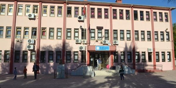 Muğla'nın Milas ilçesindeki bir ortaokulda 19 Nisan günü 8. sınıf öğrencisi Olcay kendisini 3. kattan attı.