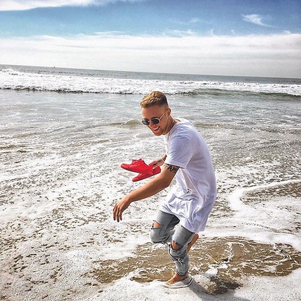 3. Он не готов полностью обеспечивать любимую деньгами