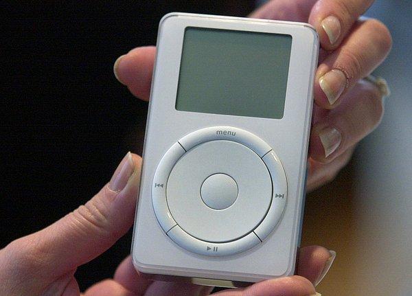 Apple, 2000'lerin başındaki en başarılı ve devrim niteliğindeki ürünlerden biri haline gelen taşınabilir bir medya oynatıcı olan ipod'u tanıttı.