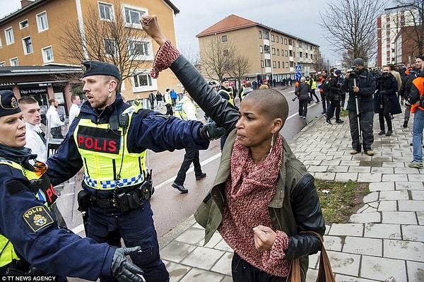 Fotoğraf Salı günü sosyal medya üzerinde hızla yayıldı ve İsveç halkı bu yalnız kadının karanlık güçler önünde dimdik durduğu fotoğrafı büyük takdirle karşıladı.