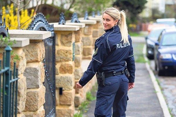 31 yaşındaki Adrienne, Almanya'da yaşayan bir polis memuru. 🚔