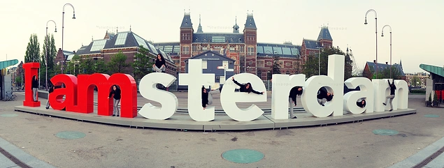 Önünde fotoğraf çektirmemiş turistlerin Hollanda'nın başkenti Amsterdam'a gitmiş sayılmadığı bu dev harflerden illaki haberiniz vardır.