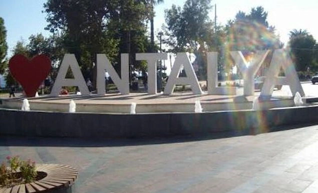 Bizim şehirlerimiz de Amsterdam'dan örnek alarak belli yerlere isimlerini yazmışlar.