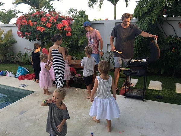 7. Сын Гуфа задул свечи сразу на четырех тортах. Также гости устроили барбекю во дворе.