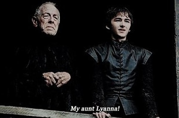 1. В первой сцене серии мы видим Брана в прошлом, наблюдающего за юным Нэдом и его братьями и сестрами. Этот момент напоминает абсолютно аналогичную сцену в сериале, где мы впервые видим Старков.