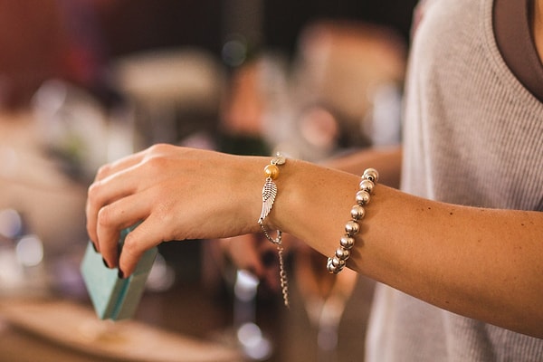 14. Небольшие аксессуары, указывающие на принадлежность к фандому