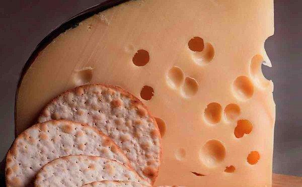 4. Peynir yapımının son aşamaları sırasında, içindeki bir çeşit bakterinin çıkardığı gazlardan bu delikler oluşur.