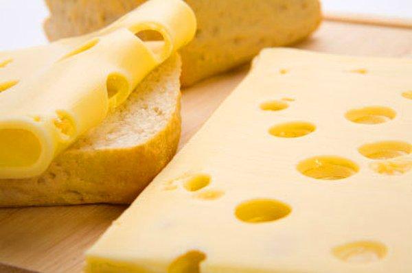 1. BBC Türkçe’nin haberine göre, Agroscope adındaki enstitü, süt sağılırken kovalara düşen “mikroskobik denecek kadar ufak” saman parçacıklarının, peynir olgunlaşırken bu tür deliklere yol açtığını bildirdi.