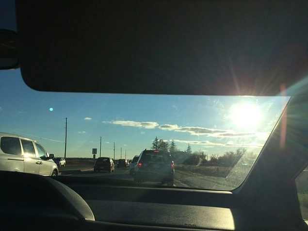 Когда опускаешь козырек, чтобы спрятаться от солнца, но ты слишком низкая, чтобы это сработало