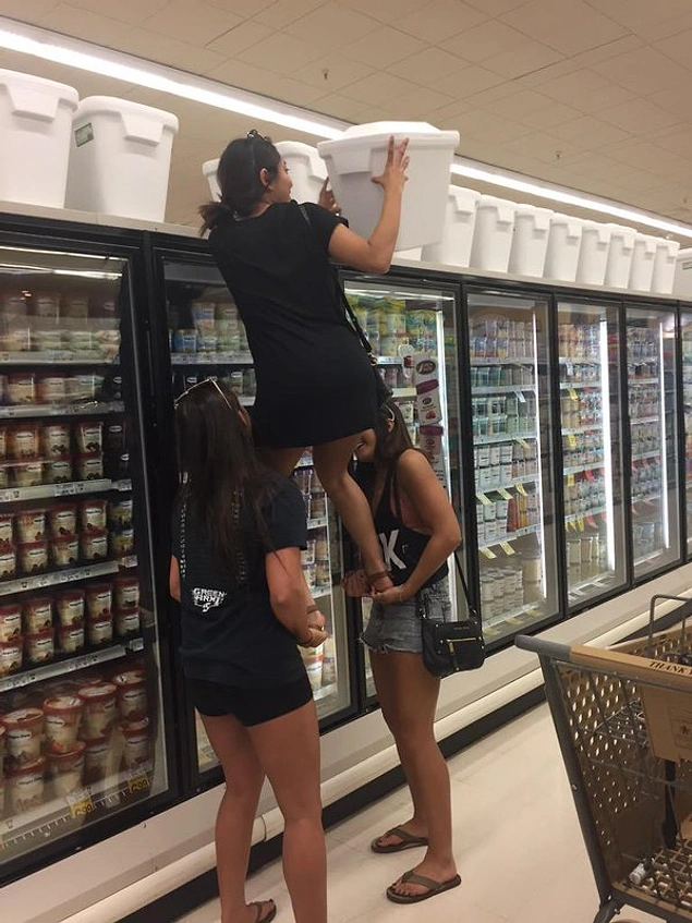 Ты выглядишь странно, когда пытаешься достать что-то в магазине