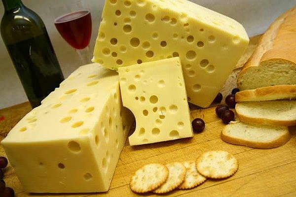 10. Peynir aylarca yenecek durumdadır, tabii her çeşidi değil, mesela 50 yıllık şarap peynirleri...