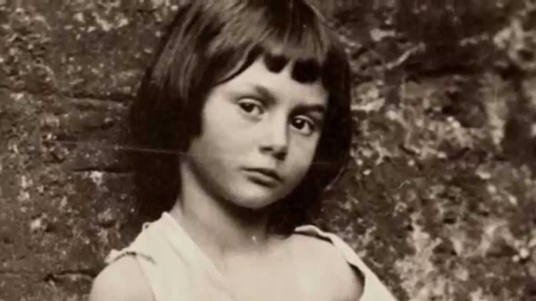 4. И однажды, во время прогулки на лодке, она просит нового друга придумать какую-нибудь историю для нее и ее сестер.