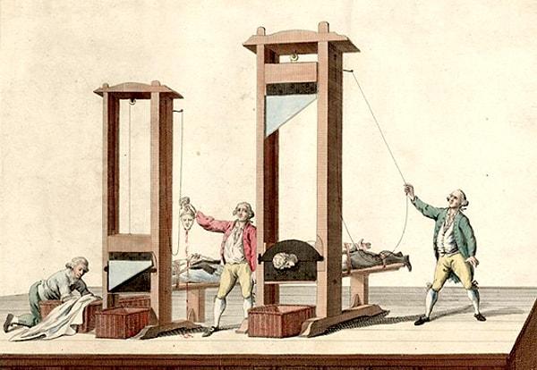 1. Giyotin Fransız Devrimi'nde ortaya çıkan ve başı kesmek için kullanılan bir idam aletiydi.  Mahkumun başı keskin bir bıçakla hızla kesilirdi.