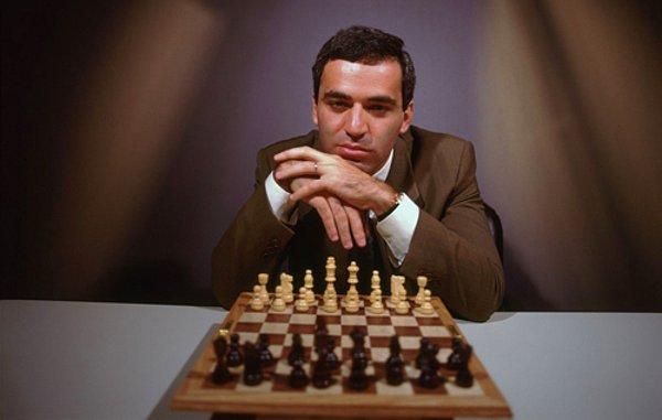 1996'da, dünya satranç şampiyonu Garry Kasparov, IBM tarafından inşa edilen bir bilgisayar olan Deep Blue'ya karşı altı turluk bir maça başladı.