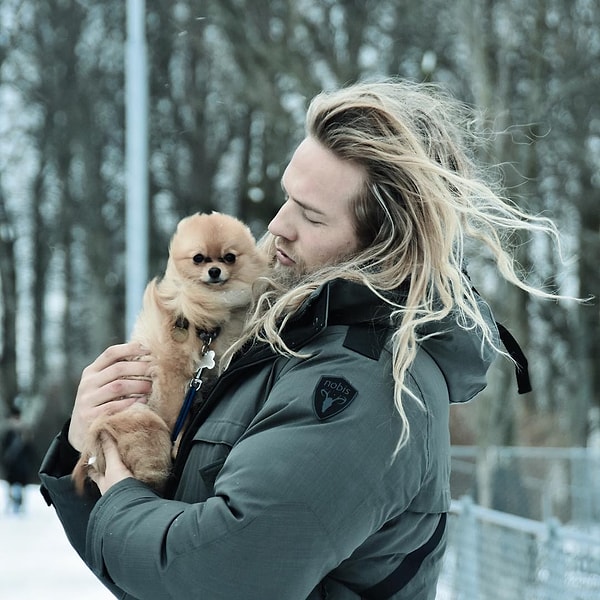 24. Ах да, совсем забыли сказать, что у парня есть чудесный друг и товарищ - пёс.