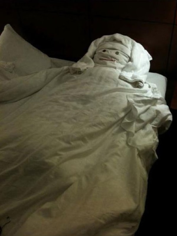 4. Кто-то сооружает из белья фараонов.