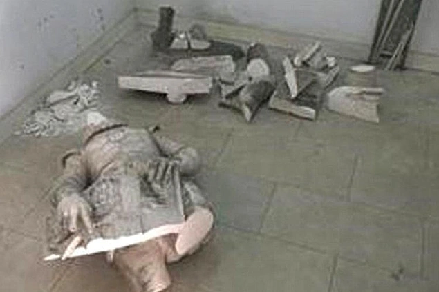 Lizbon'da Bir Turist Selfie Çekerken 126 Yıllık Heykeli Devirerek Kırdı