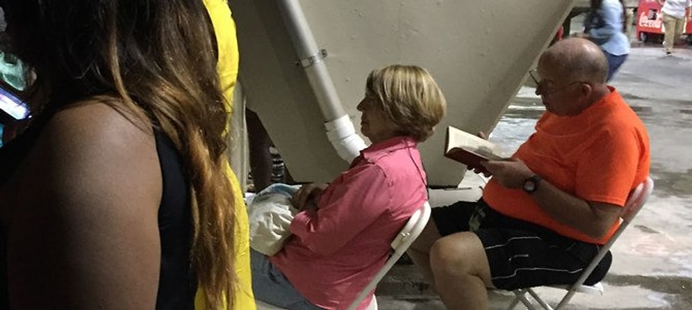 Мужчина читает книгу на концерте Бейонсе