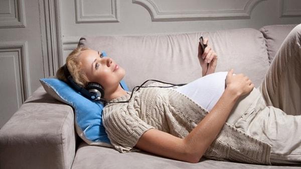 3. Müzik kök hücrede yatıştırıcı etkiler sağlar. Aslında bebekler doğduktan sonra bu sesleri hatırlayabilirler ve bu sesler sakinleşmelerine yardımcı olabilir.