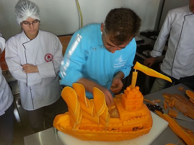 6. İtinayla bir şeyler pişirmek yerine bir şeyleri oymak