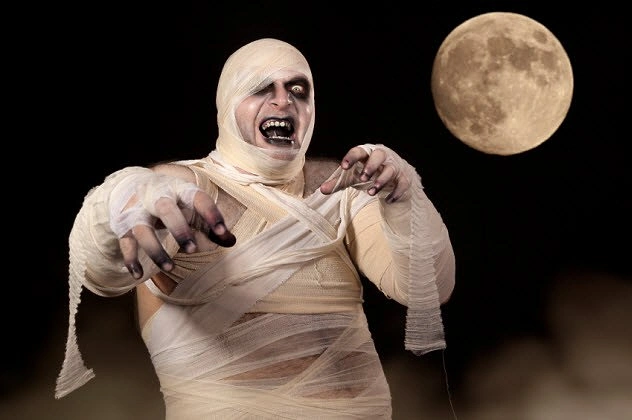 Trafikte yerde yatan mumya!