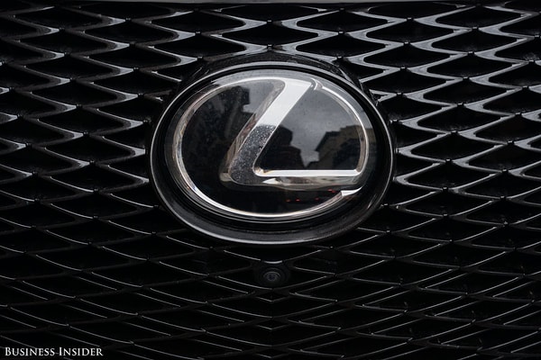 11. Но старый добрый значок Lexus просит преданных покупателей не бояться этого нового агрессивного облика.