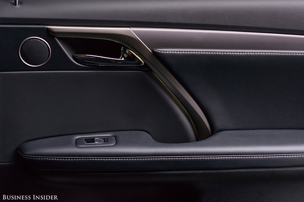 20. Однако кое-где злополучные стежки все же можно увидеть.