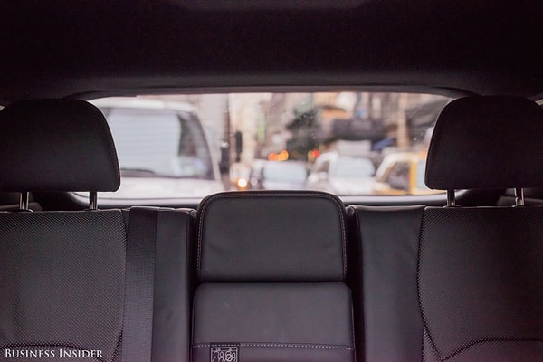 25. Вид из заднего стекла приемлем, но не идеален. Грузовое место достаточно вместительно, даже если ваша семья состоит из пяти человек.