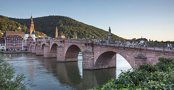 13. Görülmesi gereken yerlerden biri de Neckar Nehri üzerinde bulunan ve 1248 yılında inşa edilmiş olan, halk arasında Eski Köprü (Alte Brücke) diye anılan Carl-Theodor Köprüsü'dür.