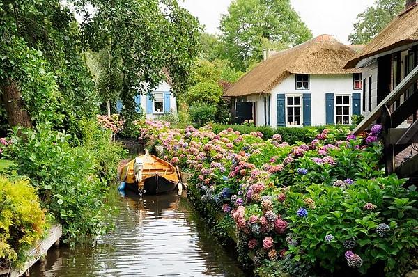 Giethoorn, Hollanda'nın Overijssel eyaletinde dünya güzeli bir köy. Köyümüz Steenwijkerland Belediyesi sınırlarında yer almakta ve güneybatısındaki Steenwijk'e yaklaşık 5 km mesafede bulunmakta.
