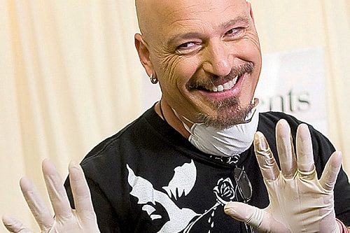 Howie Mandel'in obsesif kompulsif bozukluğu yüzünden hijyen takıntısı var ve asla el sıkışmıyor.