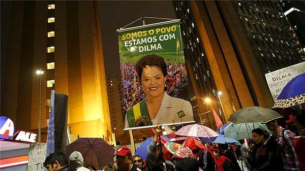 Devlet Başkanı Rousseff Petrobras'ın başkanlığını yürüttüğü sırada yolsuzluk yapıldığı, ihalelere fesat karıştırıldığı, yetkililerin rüşvet aldığı iddialarıyla karşı karşıya