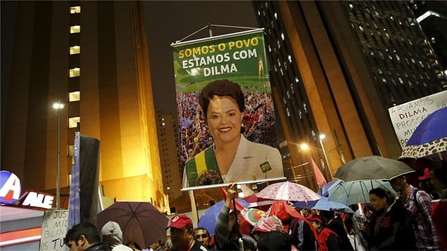 Devlet Başkanı Rousseff Petrobras'ın başkanlığını yürüttüğü sırada yolsuzluk yapıldığı, ihalelere fesat karıştırıldığı, yetkililerin rüşvet aldığı iddialarıyla karşı karşıya