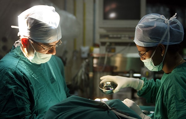 9. В Британии 13-го числа боятся хирурги. Они уверены, что риск неудачи в пятницу 13 возрастает вдвое.