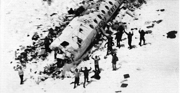 13. And Dağları'nda düşen uçakta 29 kişi öldü, sağ kalan 16 kişi ölenleri yiyerek yardım bekledi.