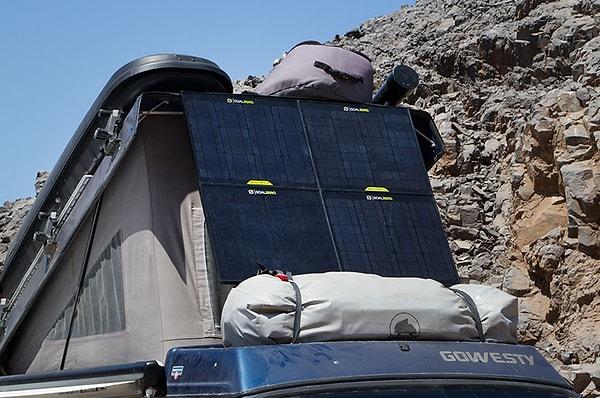 Adam'ın uzun süre uğraşıp ailesinin yolculuklarına göre modifiye ettiği minibüste güneş enerjisi panelleri var. Mutfak ve diğer işler için gerekli olan enerjiyi bu şekilde karşılıyorlar