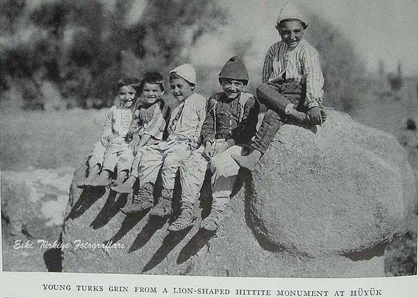 19. ÇORUM - Bir Hitit aslanı üzerinde oturan çocuklar, 1940