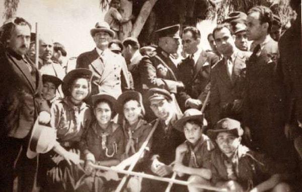 33. İÇEL (MERSİN) - Atatürk Son yurt içi seyahatini gerçekleştirdiği Mersin'de izci gençlerle birlikte, 20 Mayıs 1938