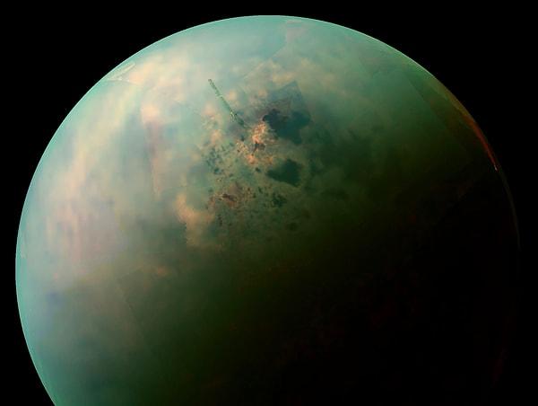 7. Satürn'ün uydusu Titan, atmosferinde pek çok organik kimyasal barındırmaktadır.