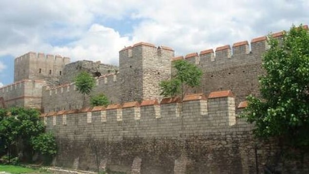 1. Haliç surları, Kara Surları ve Marmara Surları'nı keşfedin. Sur diplerinden yürüyün.