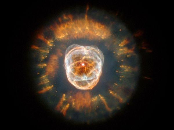 15. Evrende en hızlı dönen gök cisimleri nötron yıldızlarıdır. Kendi çevrelerinde saniyede 600 kez dönebilirler.