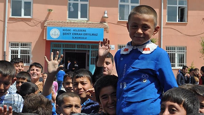 Yağmura Aldırmayan 3. Sınıf Öğrencisi, İstiklal Marşı'nda Tek Başına 'Hazır Ol'da Bekledi