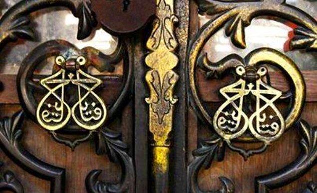 21. Ayasofya 1.Mahmut Kütüphanesi'nin şaheser kapı kolunu görün. "Ya Fettah"