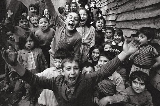 Seneler Olmuş: "Rina" Filminin Repliklerini Sokak Çocuklarıyla Birleştiren 20 Madde