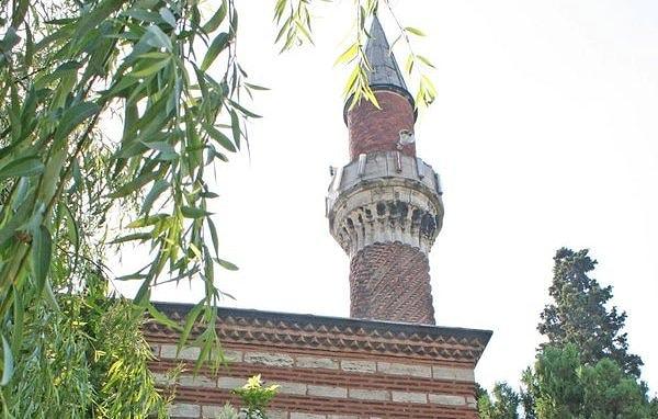 64. Saraçhane'de İstanbul'un tek burma minareli camiini parkın içinde görün.