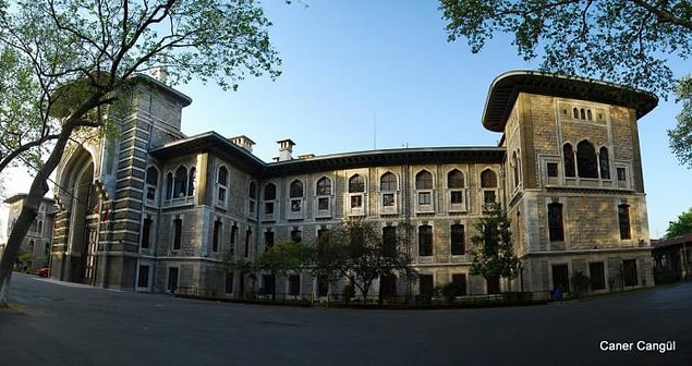 74. Çanakkale Zaferi'nin yıl dönümünde İstanbul Erkek Lisesi'nin önünden bir bakın, bir devre yok olmuştur.