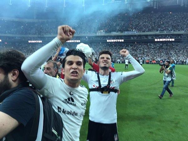 Maçın bitiş düdüğünün ardından Beşiktaşlı futbolcular, teknik heyet ve taraftarlar büyük coşku yaşadı