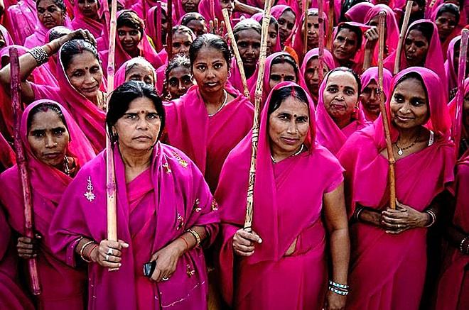 Kadınların Özsavunmasını Sağlamaya Çalışan Hindistan'da Bir Çete: Gulabi Gang