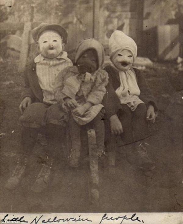 15. Cadılar Bayramı'nda maske giymiş çocuklar, 1900.